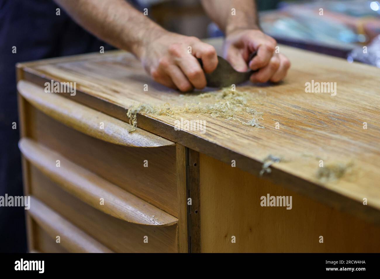 PRODUCTION 10 July 2023, Saxony, Leipzig Kris Sullivan removes old