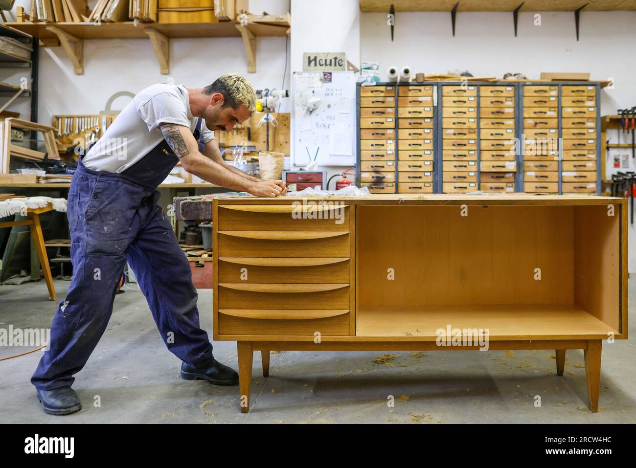 PRODUCTION 10 July 2023, Saxony, Leipzig Kris Sullivan removes old