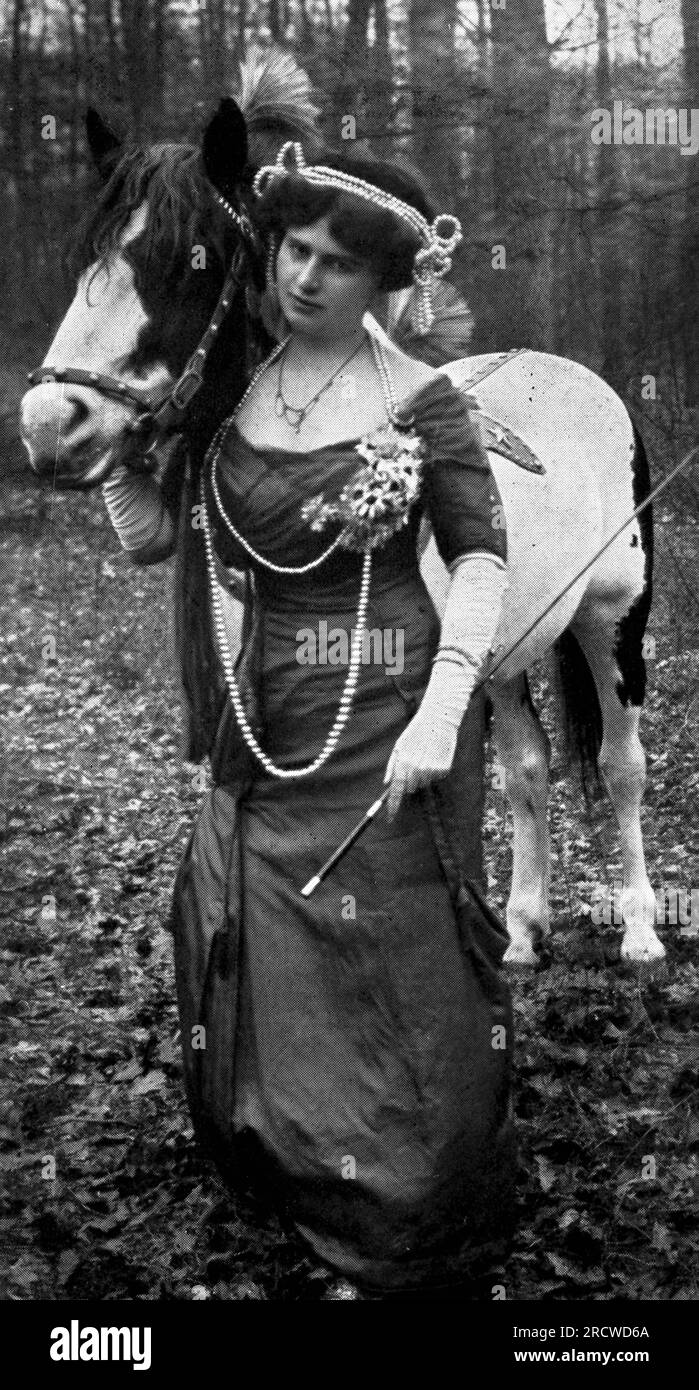 circus, artist, circus rider Margarete Blumenfeld with 'Silvan', 1916, ADDITIONAL-RIGHTS-CLEARANCE-INFO-NOT-AVAILABLE Stock Photo