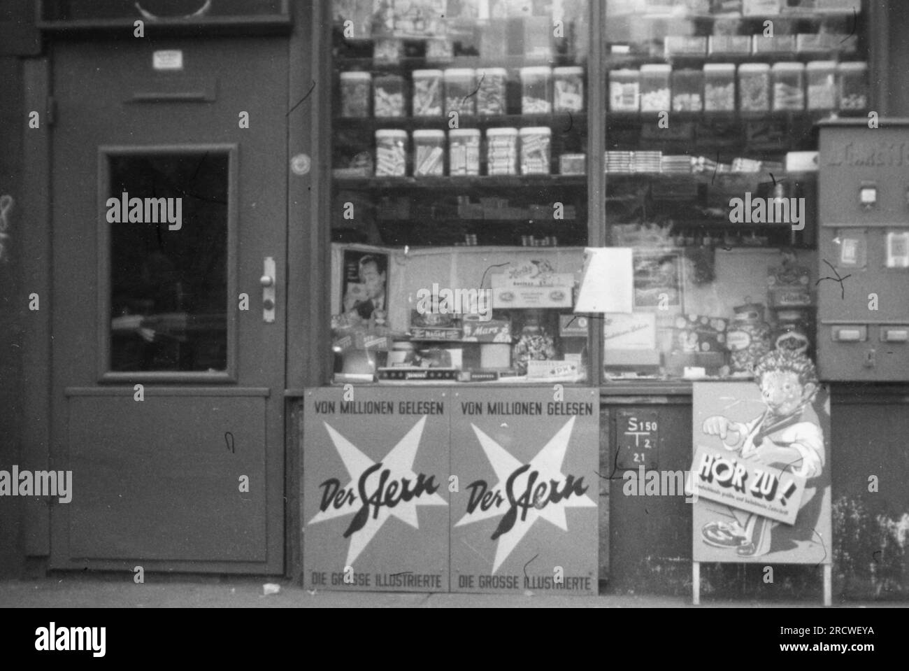 trade, shops, newsstand, at the church Saint Petri, Hamburg, early 1950s, ADDITIONAL-RIGHTS-CLEARANCE-INFO-NOT-AVAILABLE Stock Photo