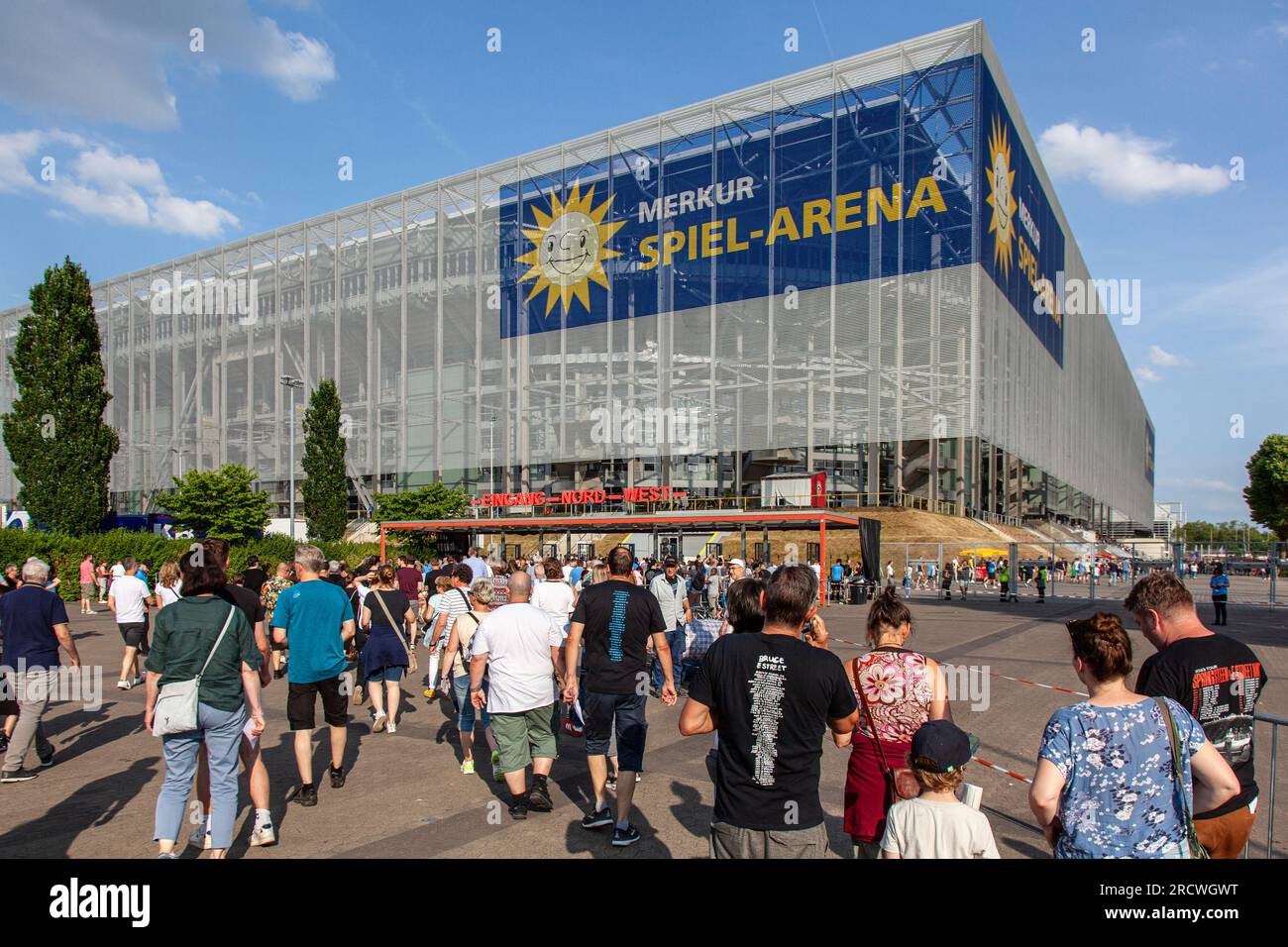 Concert-goers flock to the Arena Düsseldorf, north-west entrance Stock Photo