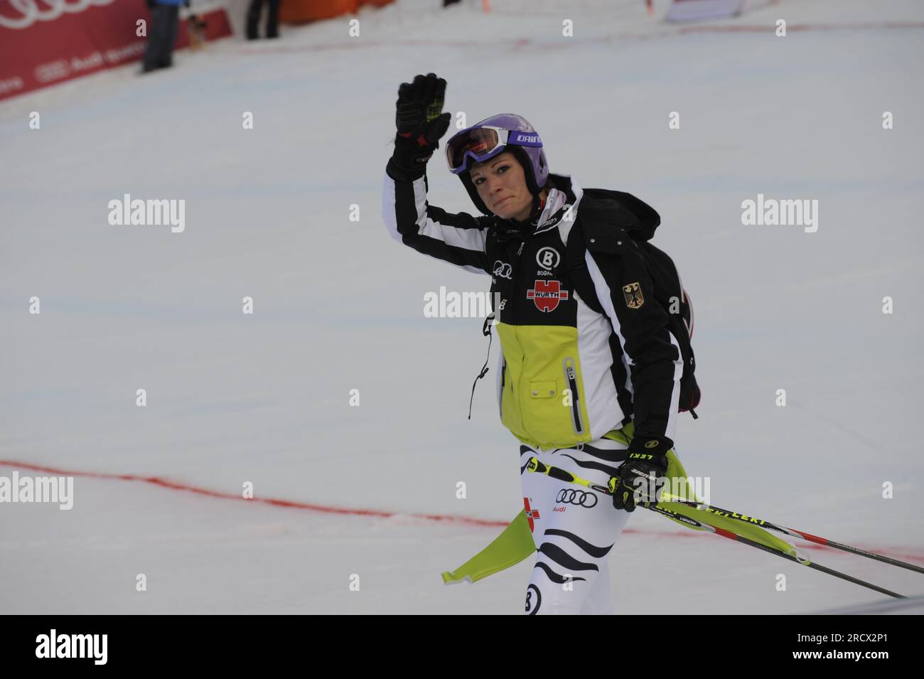 Maria Riesch verläßt enttäuscht zu Fuß die Rennstrecke Riesenslalom der Frauen am 17.2.2011 Ski Alpin Weltmeisterschaft vom 7.-20.2. 2011 in Garmisch - Partenkirchen Partenkirchen Stock Photo