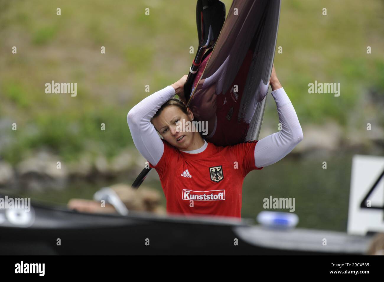 Nicole Reinhardt trägt ihr Boot K1 Women Kanu Welt Cup in Duisburg  29.5.2011 Stock Photo - Alamy, image size:1300x955