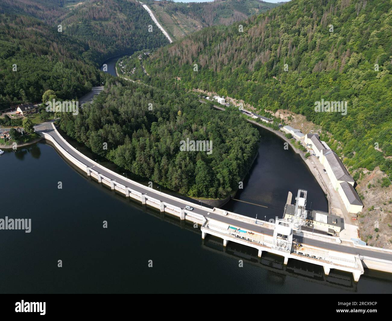 Hohenwarte, Germany. 16th July, 2023. The dam wall of the Hohenwarte reservoir. Also for the next days midsummer weather is predicted. (Shot with a drone) Credit: Bodo Schackow/dpa/Alamy Live News Stock Photo