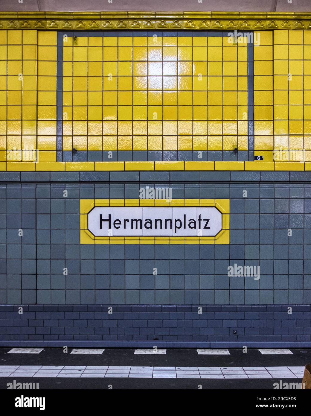Hermannplatz u bahn railway station hi-res stock photography and images ...