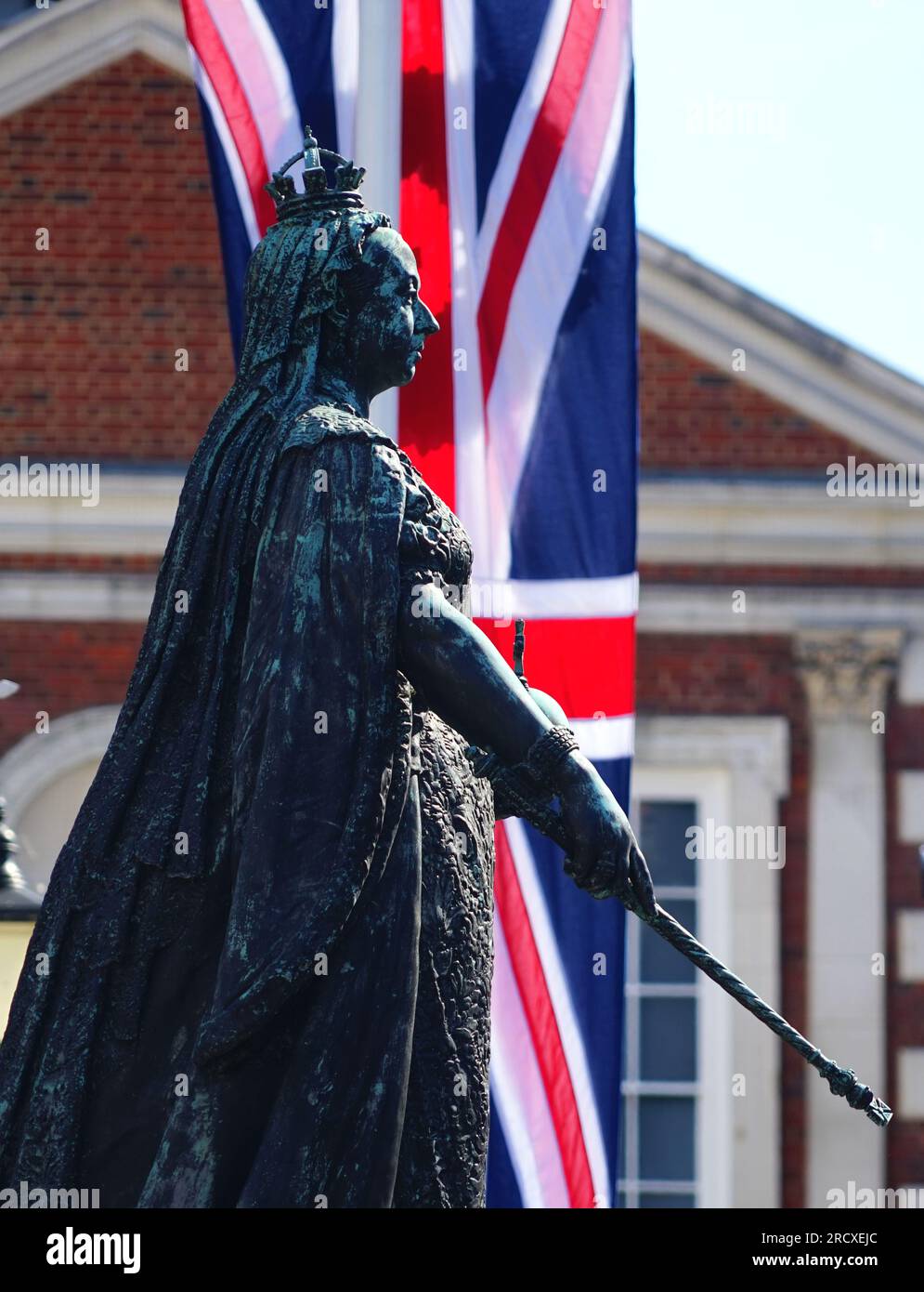 The Queen Victoria statue outside the castle at Windsor Stock Photo Alamy