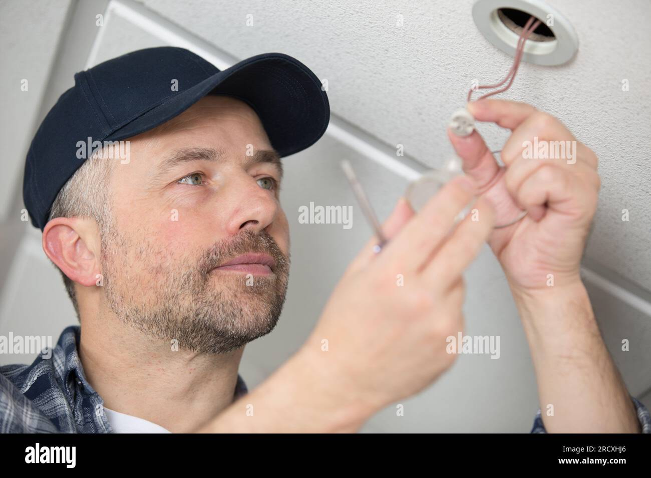 Spotlight bulb fittings deals