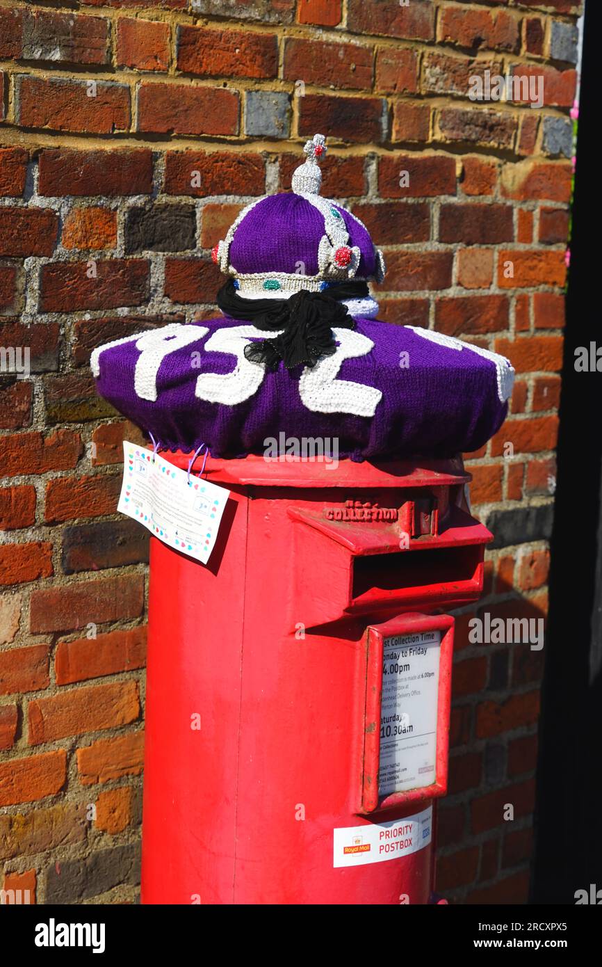 Knitted Queen's Platinum Jubilee hat on letterbox in Bray Stock Photo