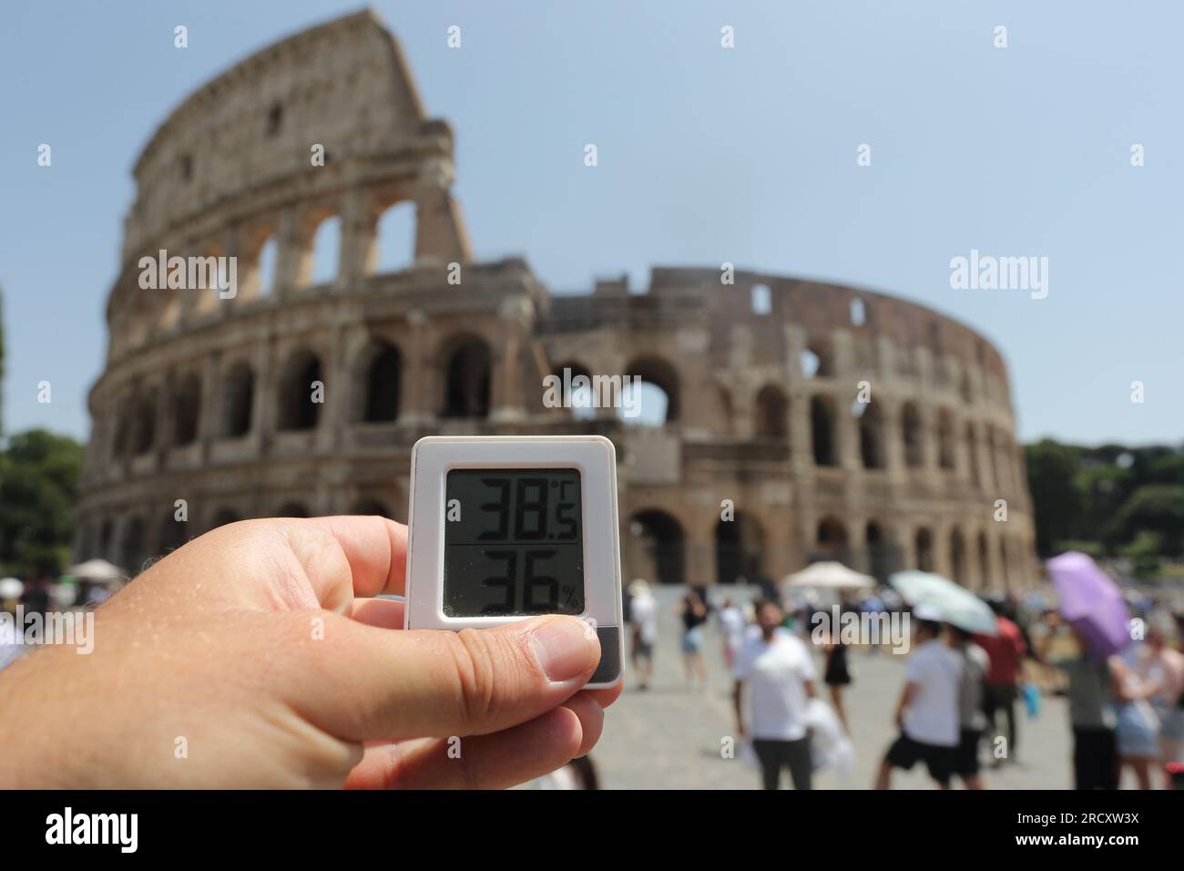 Rome Italy. July 17, 2023. Record heat in the Italian capital, the thermometer exceeds 38 degrees Celsius at the Colosseum. Rome Italy. July 17, 2023. ANTONIO NARDELLI / ALAMY LIVE NEWS Stock Photo