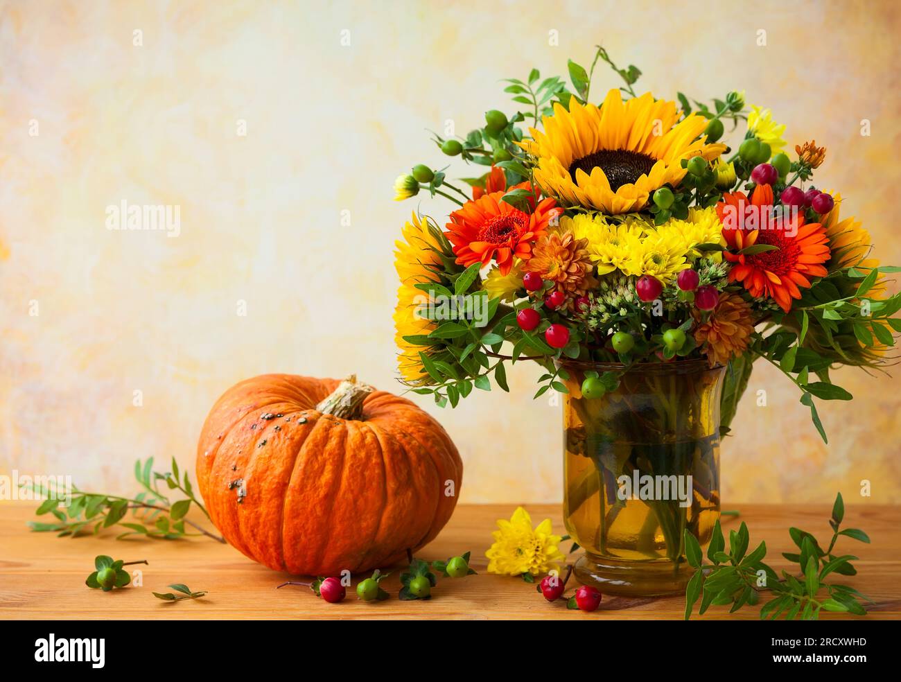 Still life with a bouquet of flowers hi-res stock photography and ...