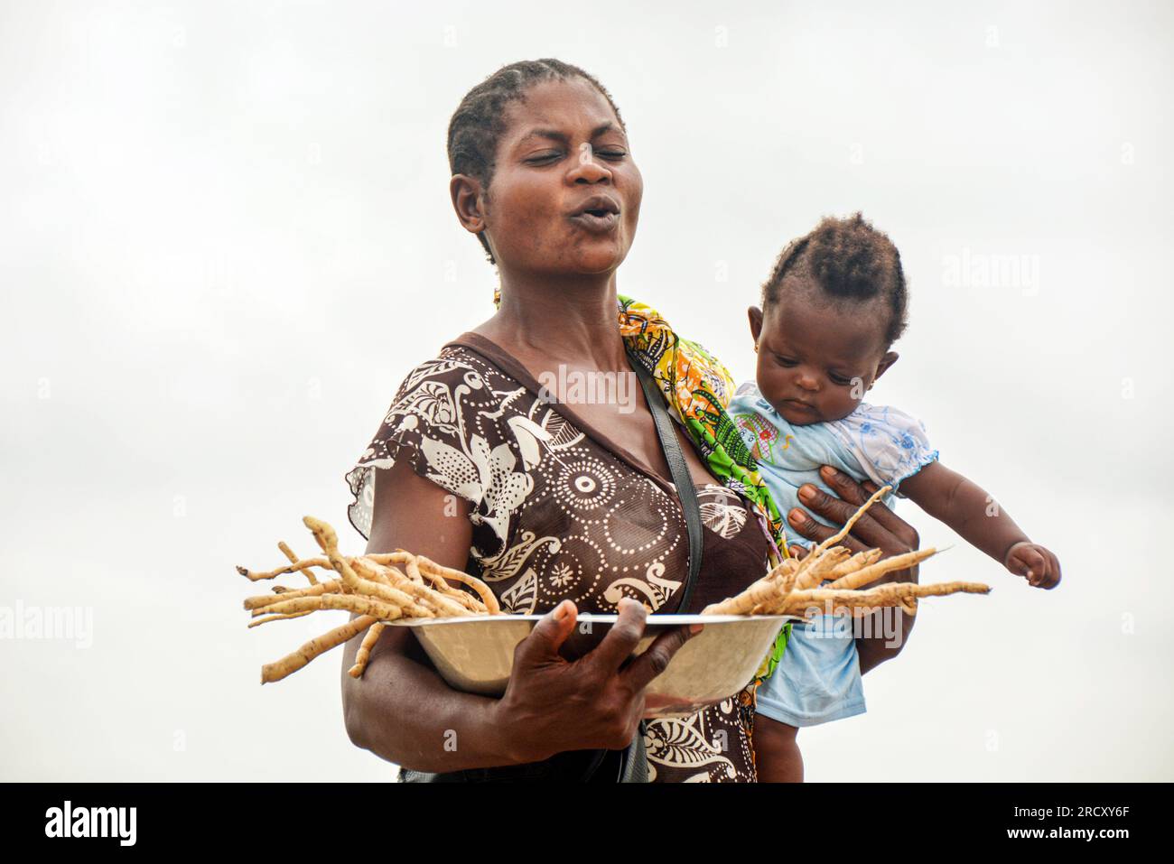 A Congolese woman carrying her baby selling with a bowl of ginger in Dolisie (southern Congo), January 14, 2017 Stock Photo