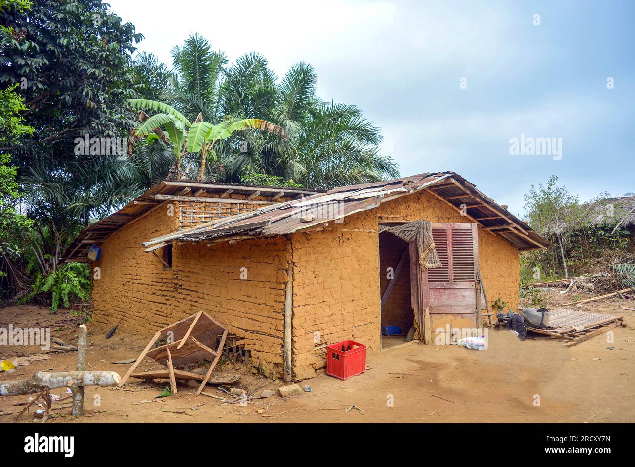 A mud hut in a village on the road to Sibiti (southern Congo), 25 September 2016 Stock Photo