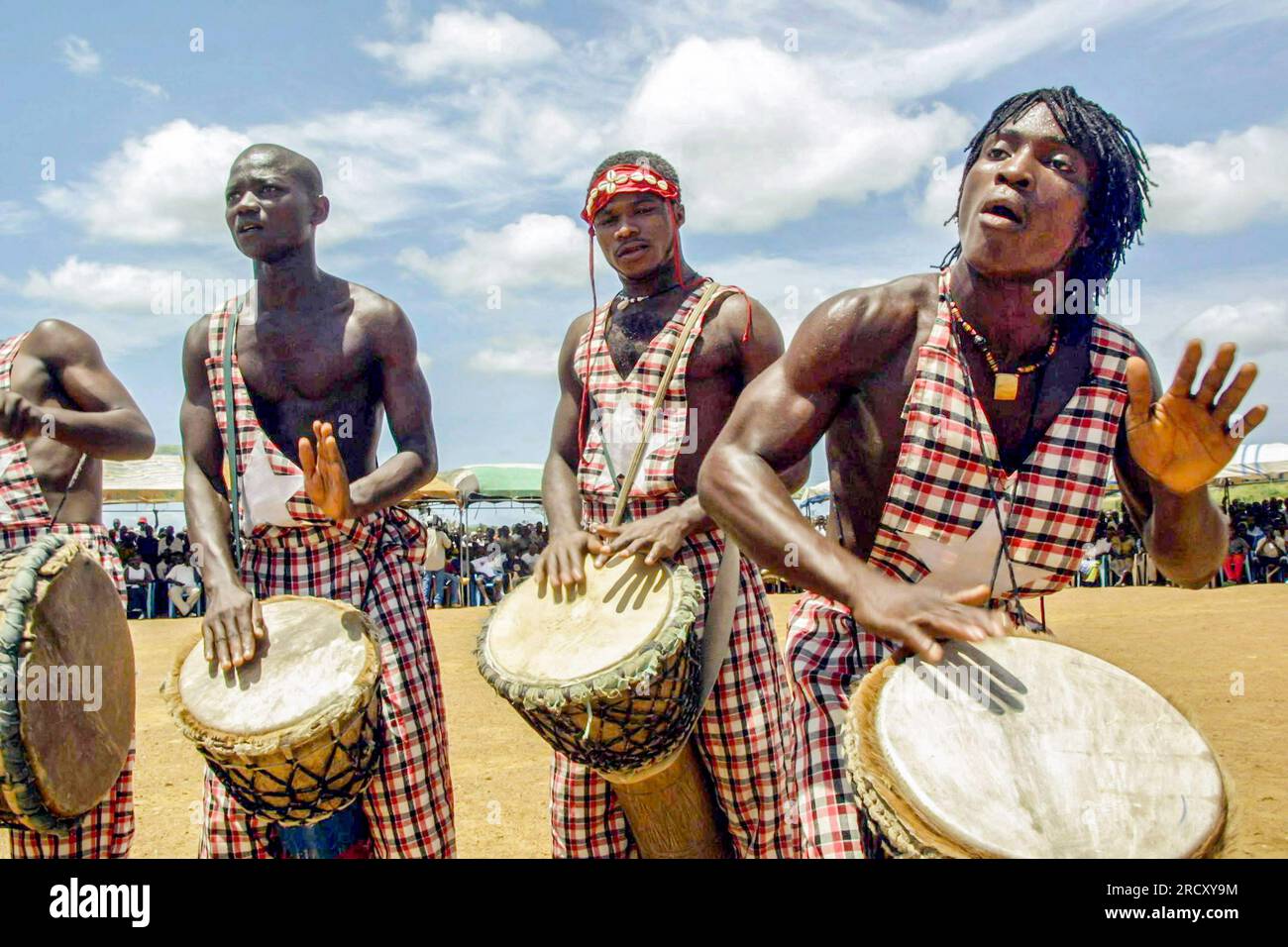 Liberian artists, refugees at Buduburam camp 35 km from Accra, on May 13, 2003, during the visit of Ruud Lubbers, United Nations High Commissioner for Refugees Stock Photo