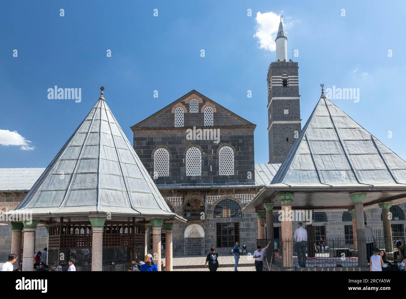 diyarbakir-ulu-mosque-located-in-turkey-is-a-historical-monument