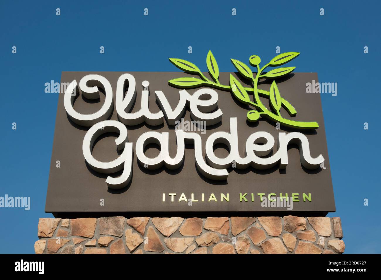 BLOOMINGTON, MN, USA - JULY 13, 2023: Olive Garden restaurant exterior sign and trademark logo. Stock Photo