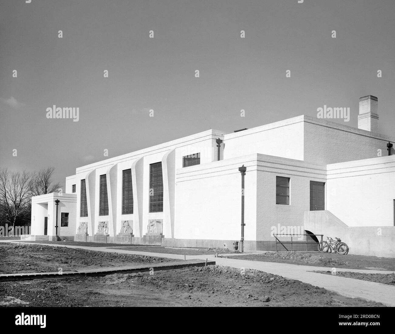 School exterior, Greenbelt, Maryland, USA, Arthur Rothstein, U.S. Farm Security Administration, January 1938 Stock Photo