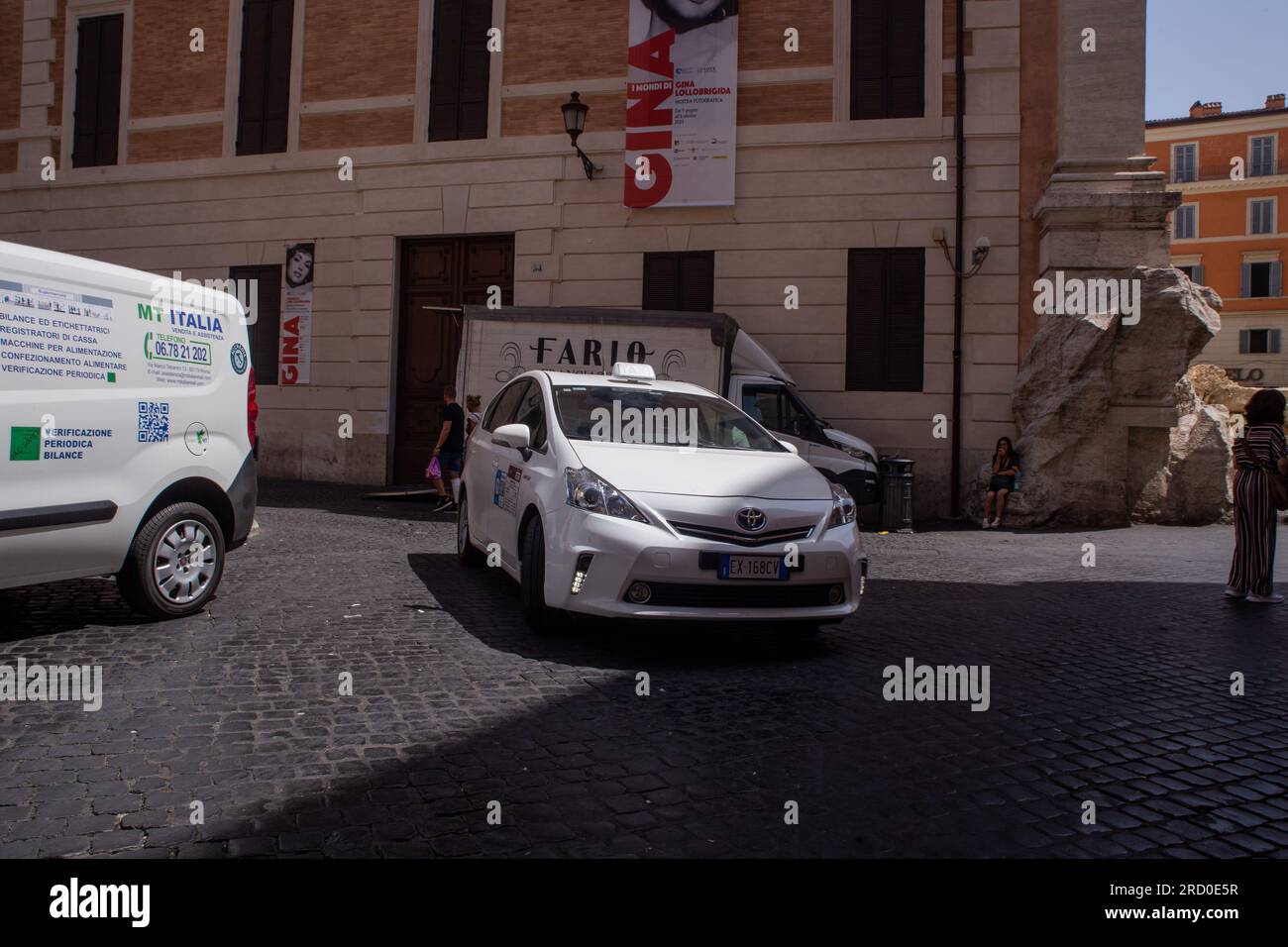 Rome, Italy. 17th July, 2023. A taxi in an alley near the Trevi Fountain in  Rome, on a hot summer day (Credit Image: © Matteo Nardone/Pacific Press via  ZUMA Press Wire) EDITORIAL