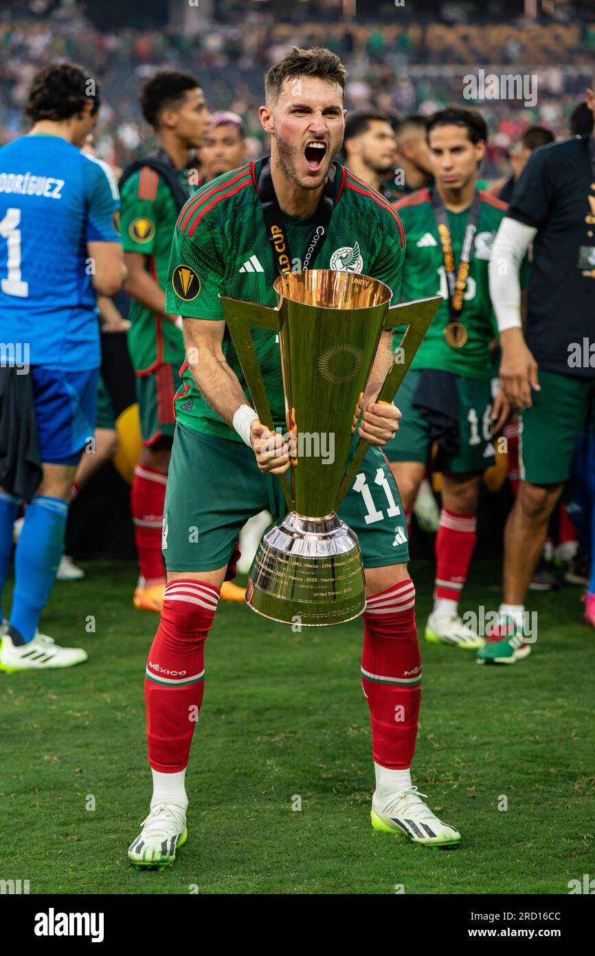Mexico forward Santiago Giménez (11) celebrates after winning the Gold