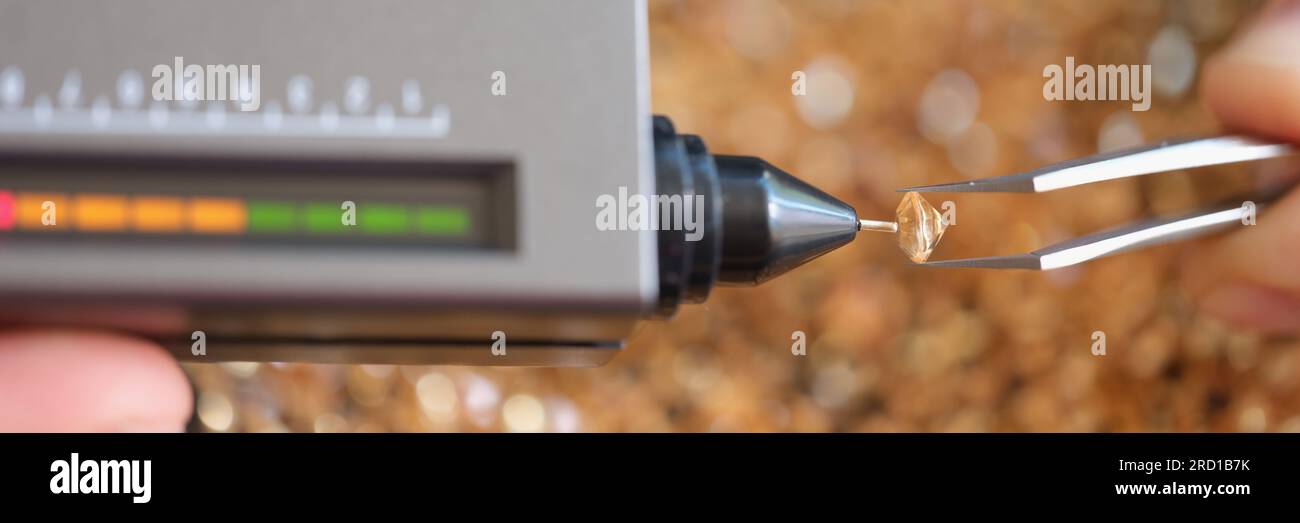 Selection, sorting and pricing of diamonds using diamond testing device