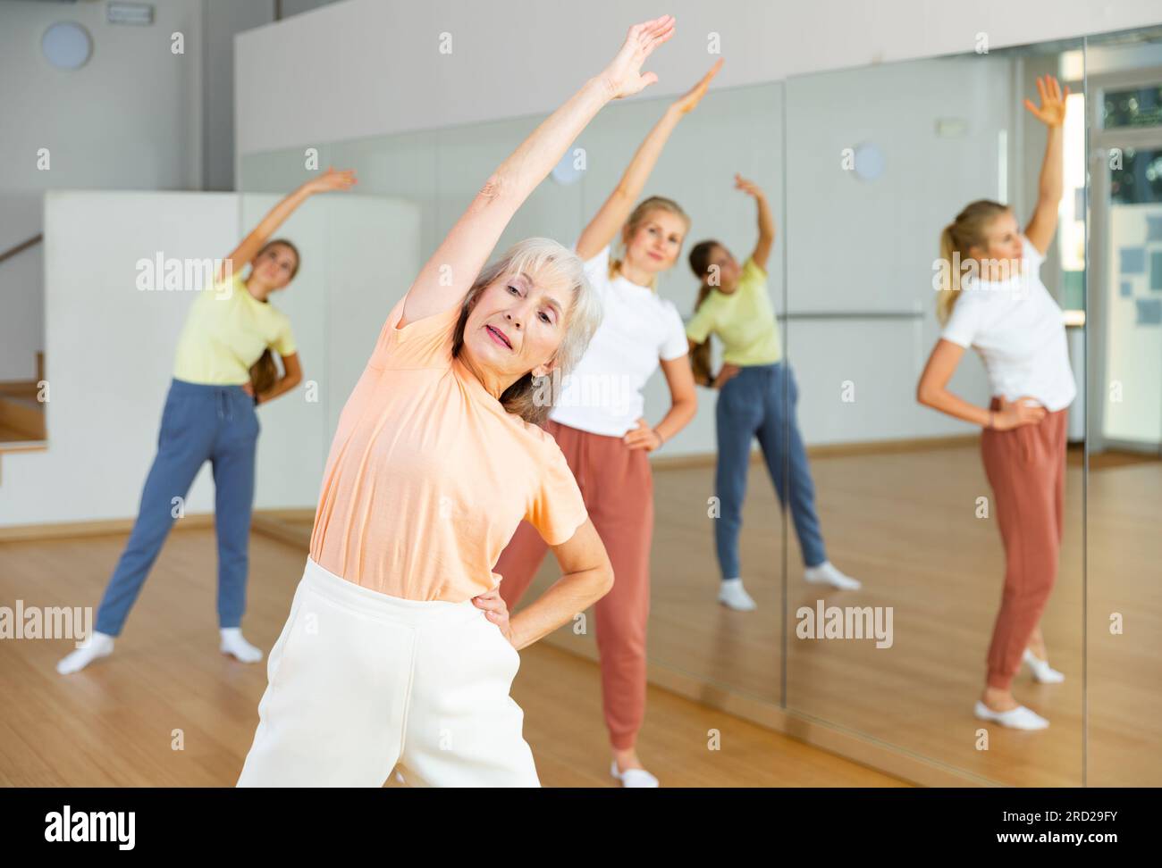 Mother teen daughter dance hi-res stock photography and images - Alamy