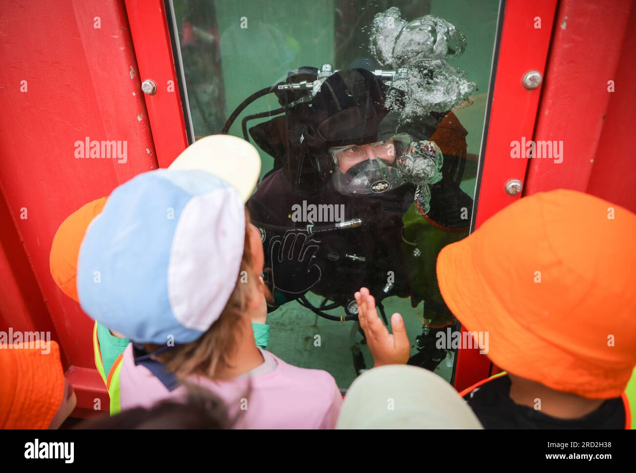 Dive Container Image Hamburg, Germany. 18th July, 2023. A fire department diver waves from a ...