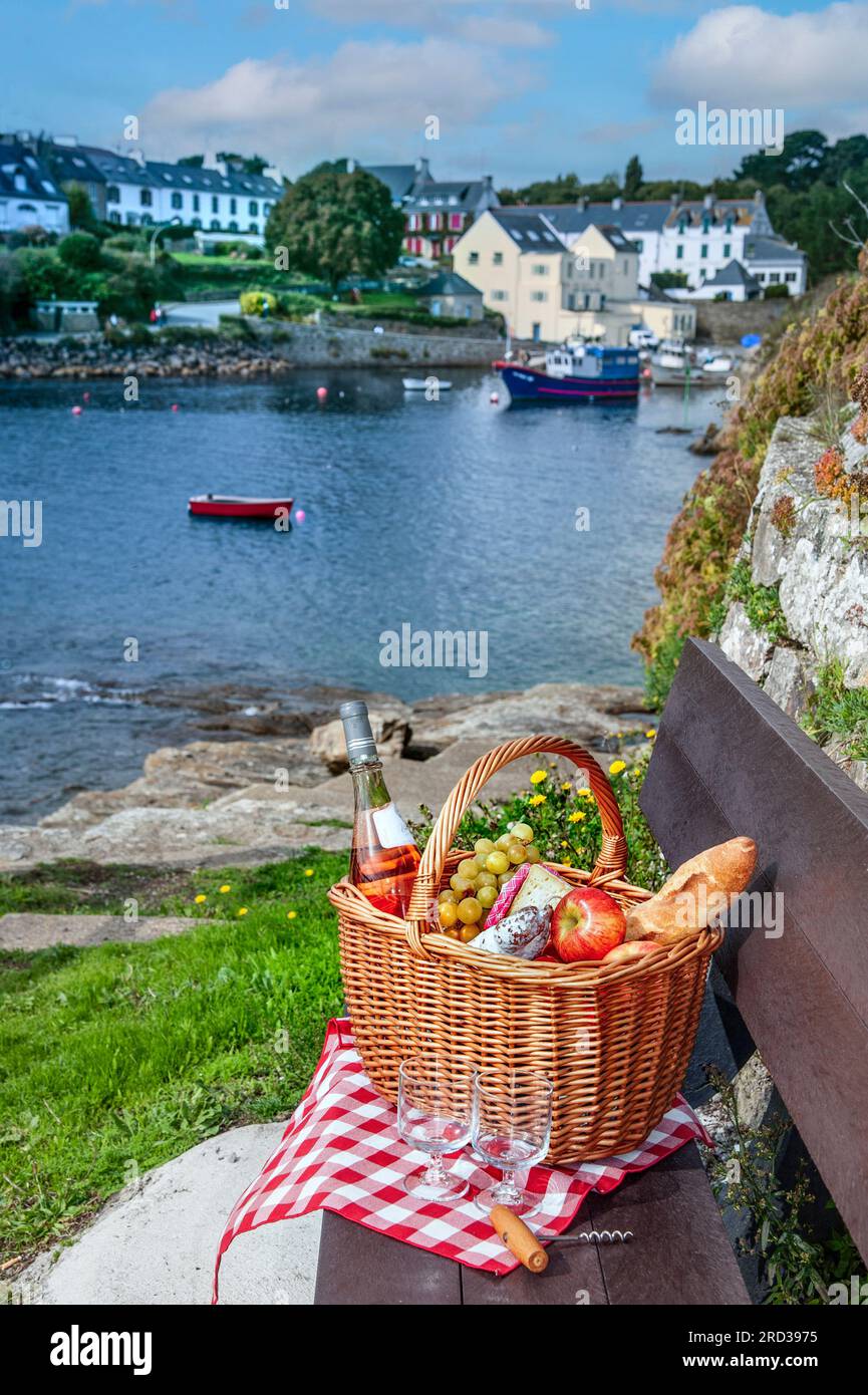 PICNIC FRANCE BRITTANY DOELAN FINISTERE alfresco picnic bench sea view