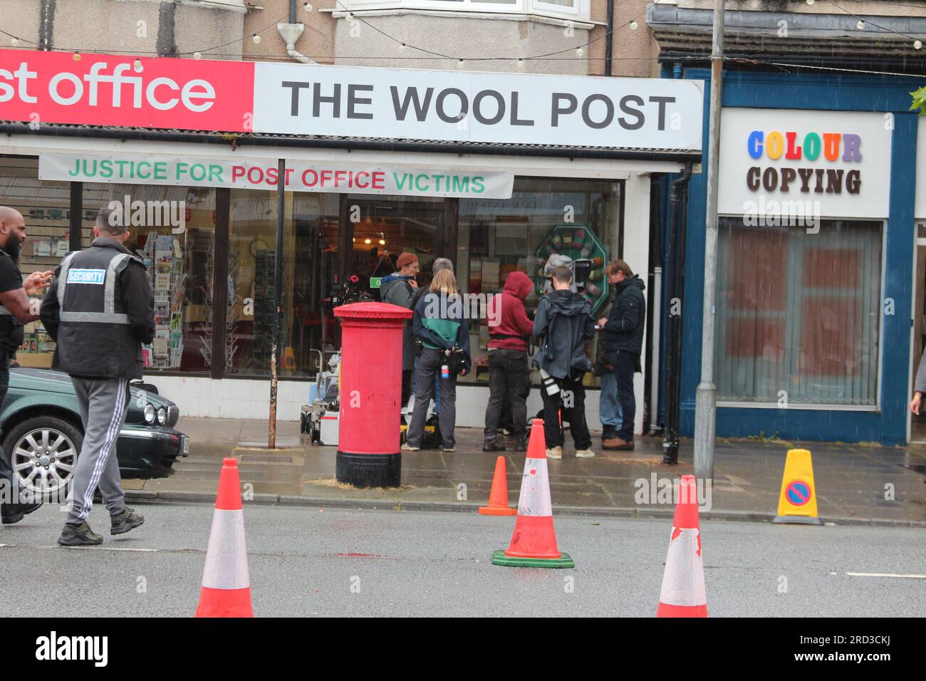 Toby Jones, Julie Hesmondhalgh filming a ITV drama Mr Bates VS the Post Office in Llandudno base on a true story of injustice of Alan Bates a sub-postmaster who decided to fight back against a scandalous miscarriage of Justice. Innocent sub-postmaster and post postmistresses were wrongly accused of theft, fraud and false accounting. Stock Photo