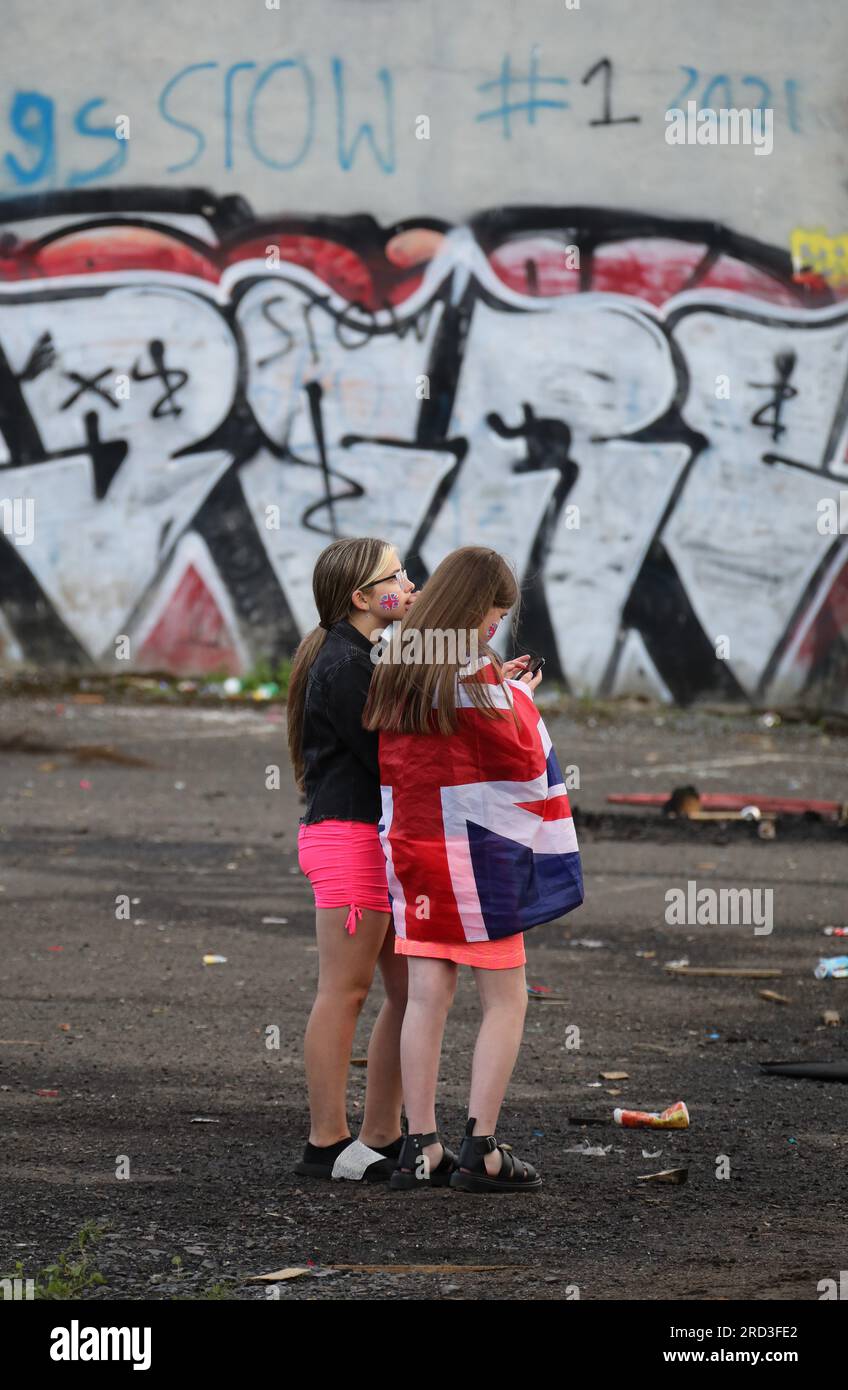 Protestant girls at a Sandy Row street party waiting for the bonfire lighting on Eleventh Night Stock Photo