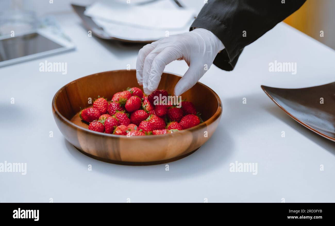 A revolutionary and advanced automated indoor strawberry farm delivers