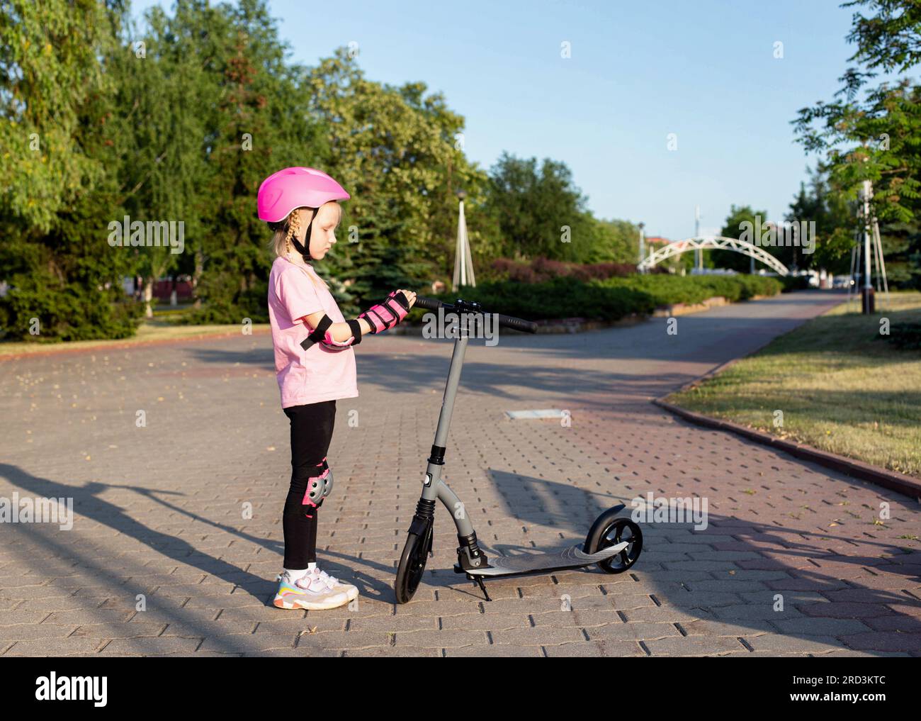 Pink knee pads hires stock photography and images Alamy