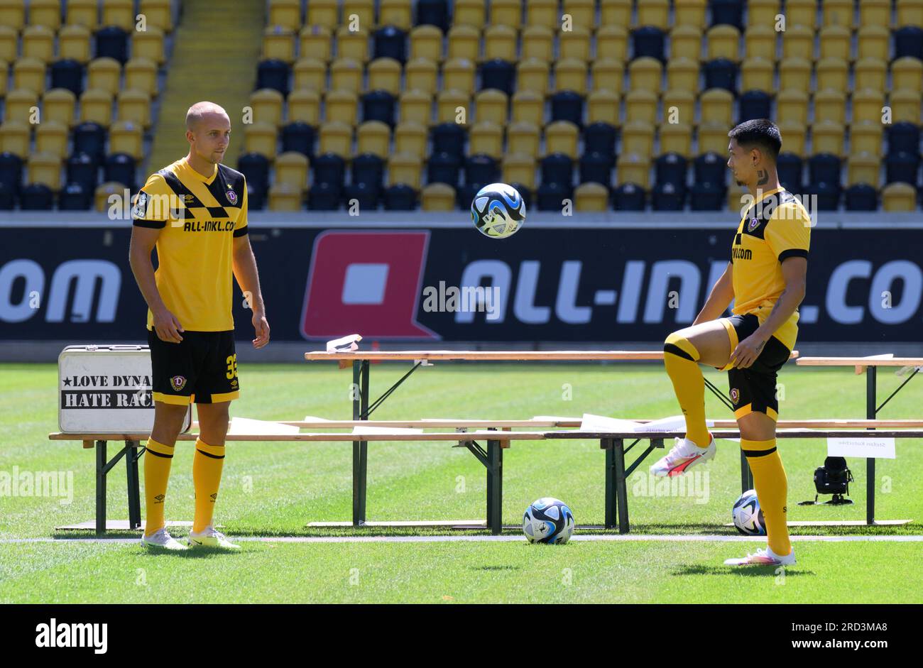 Dresden, Germany. 23rd July, 2022. Soccer: 3rd league, SG Dynamo Dresden - TSV  1860 Munich, Matchday 1, Rudolf-Harbig-Stadion. Dynamo's Tim Knipping  (l-r), Kyu-hyun Park, Dennis Borkowski and Manuel Schäffler cheer. Credit:  Robert