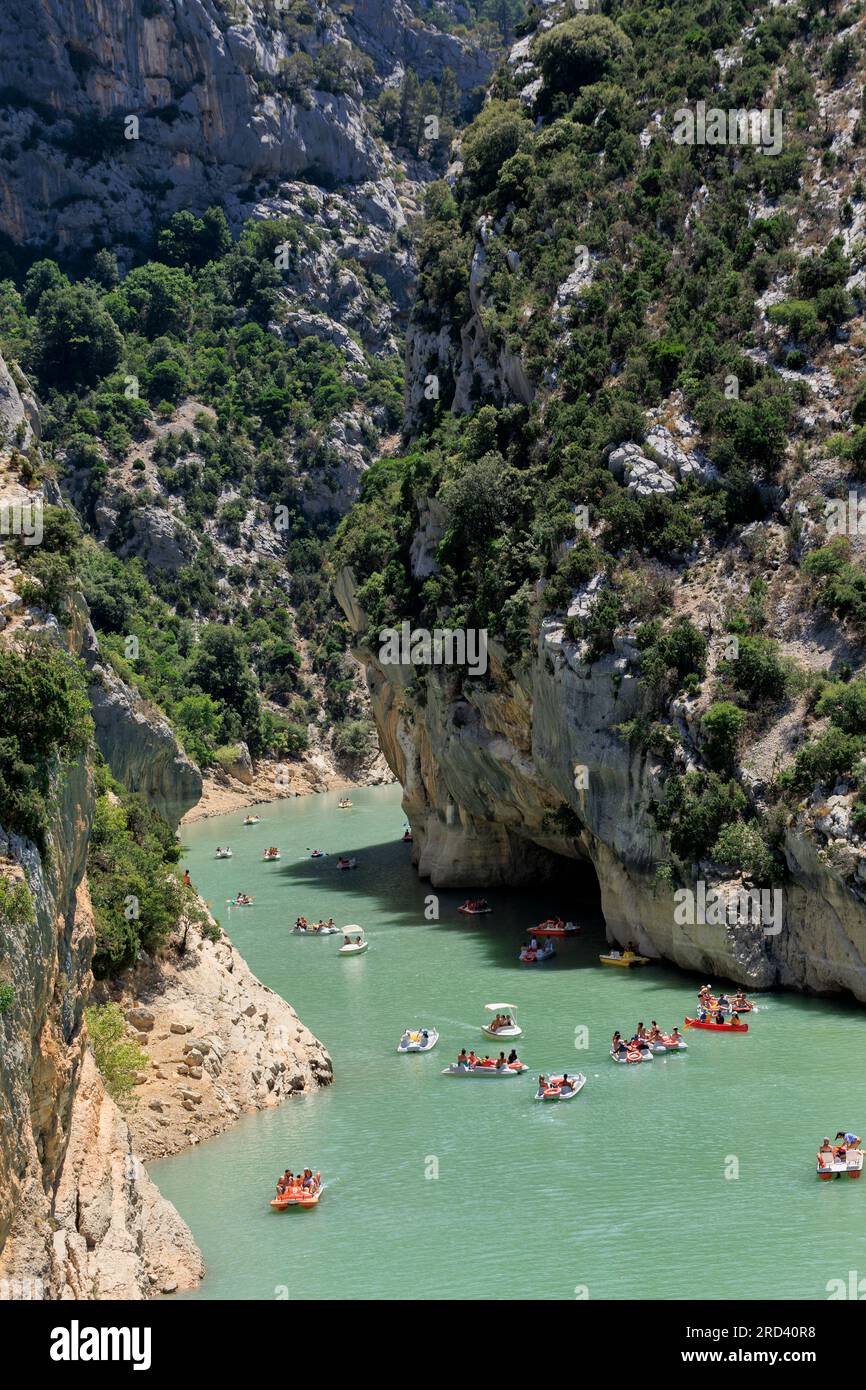 Pleasure boats on the River Verdon, Lake of Sainte-Croix ⁨Parc Naturel Regional du Verdon⁩ Alpes-de-Haute-Provence Provence-Alpes-Cote d'Azur France Stock Photo