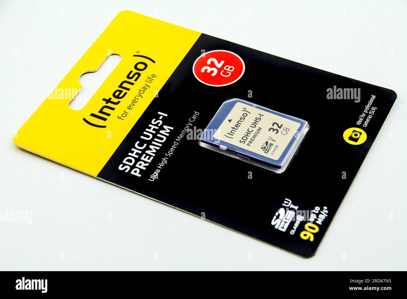 Hamburg, Germany - July 12 2023: Intenso sdxc UHS-I Memory Fast Card 32 GB  mit Karton close up Hintergrund weiß - Intenso sdxc UHS-I Memory Fast Car  Stock Photo - Alamy