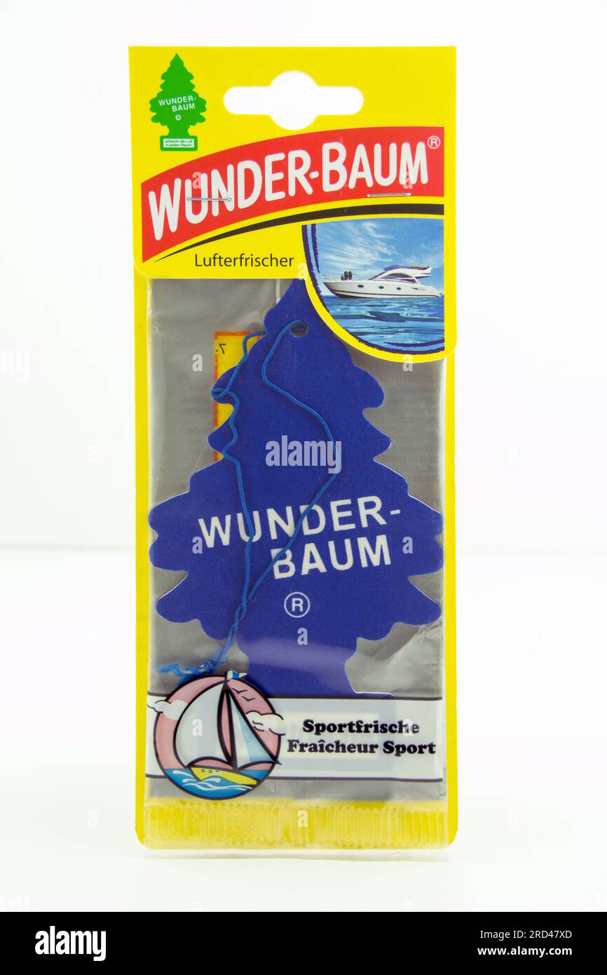 https://c8.alamy.com/comp/2RD47XD/hamburg-germany-july-16-2023-duftbaum-wunderbaum-lufterfrischer-hintergund-wei-perfume-tree-miracle-tree-air-freshener-background-white-2RD47XD.jpg