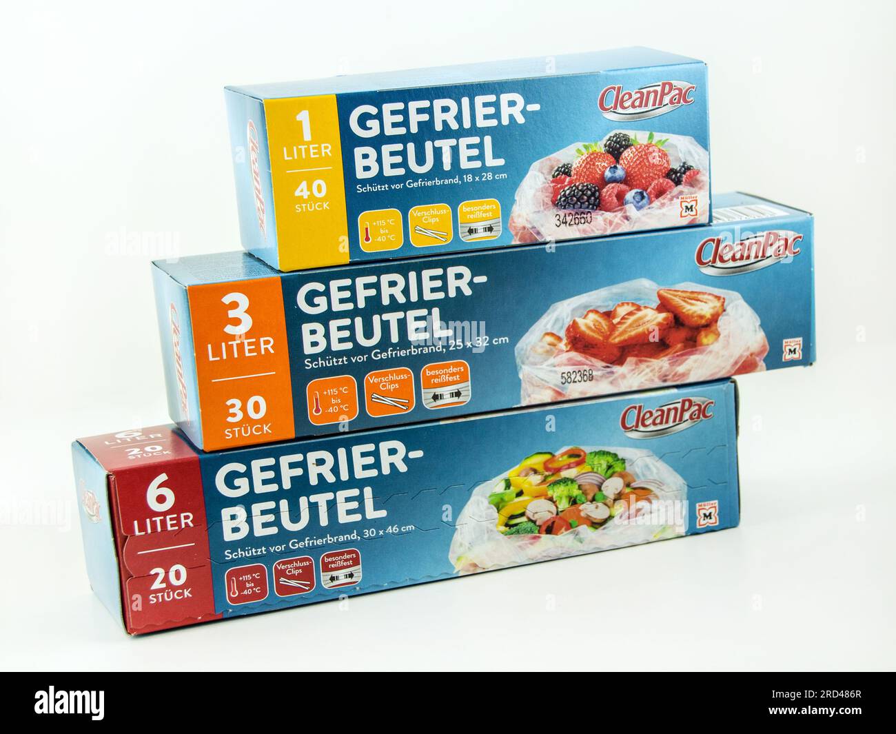Müller Clean Pac, Gefriebeutel 1, 3, 6 Liter im Pappkarton  auf weißem Hintergrund Stock Photo