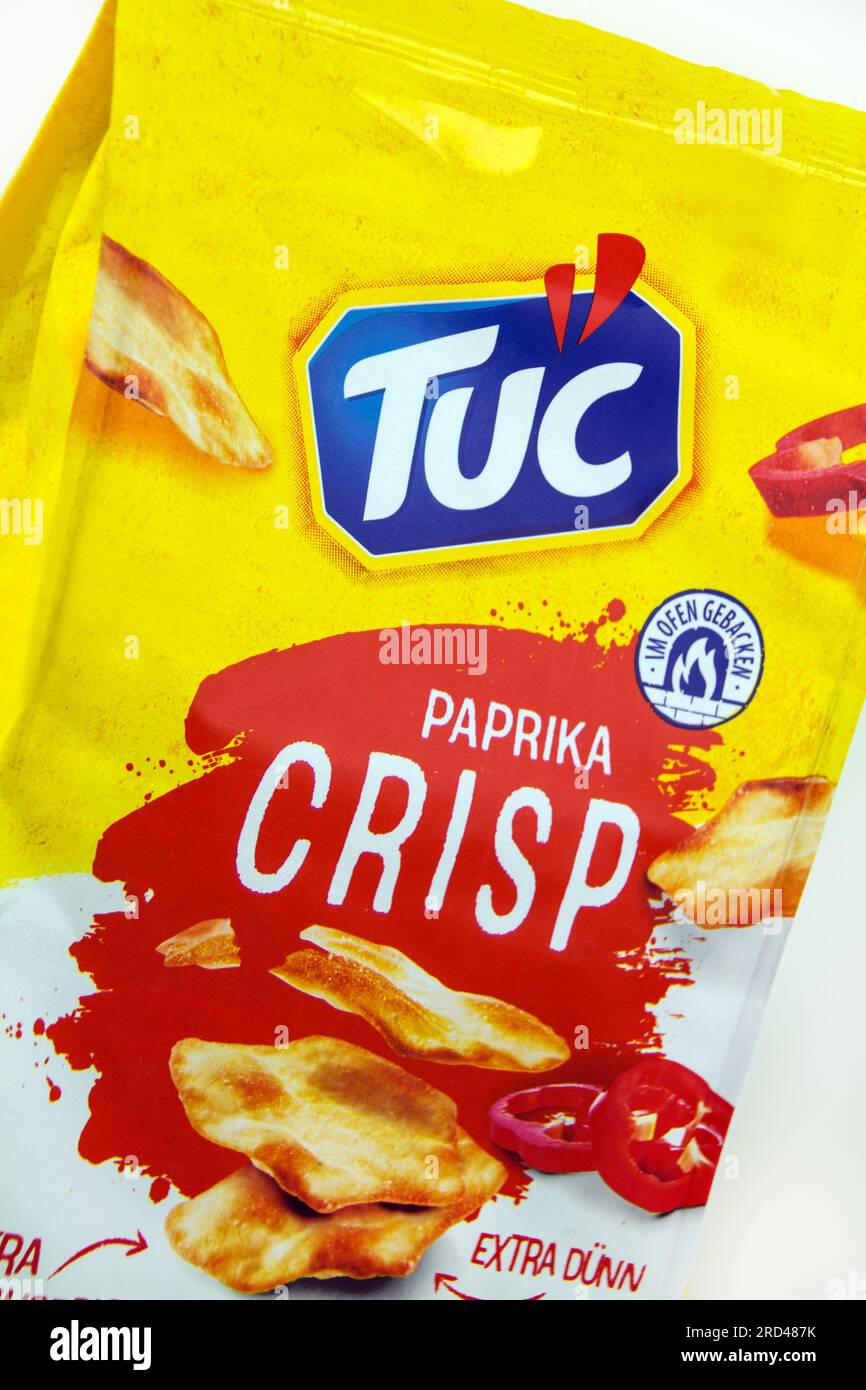 Tüte Tuc Crisp paprika Kekse auf weissem Hintergrund Stock Photo Alamy