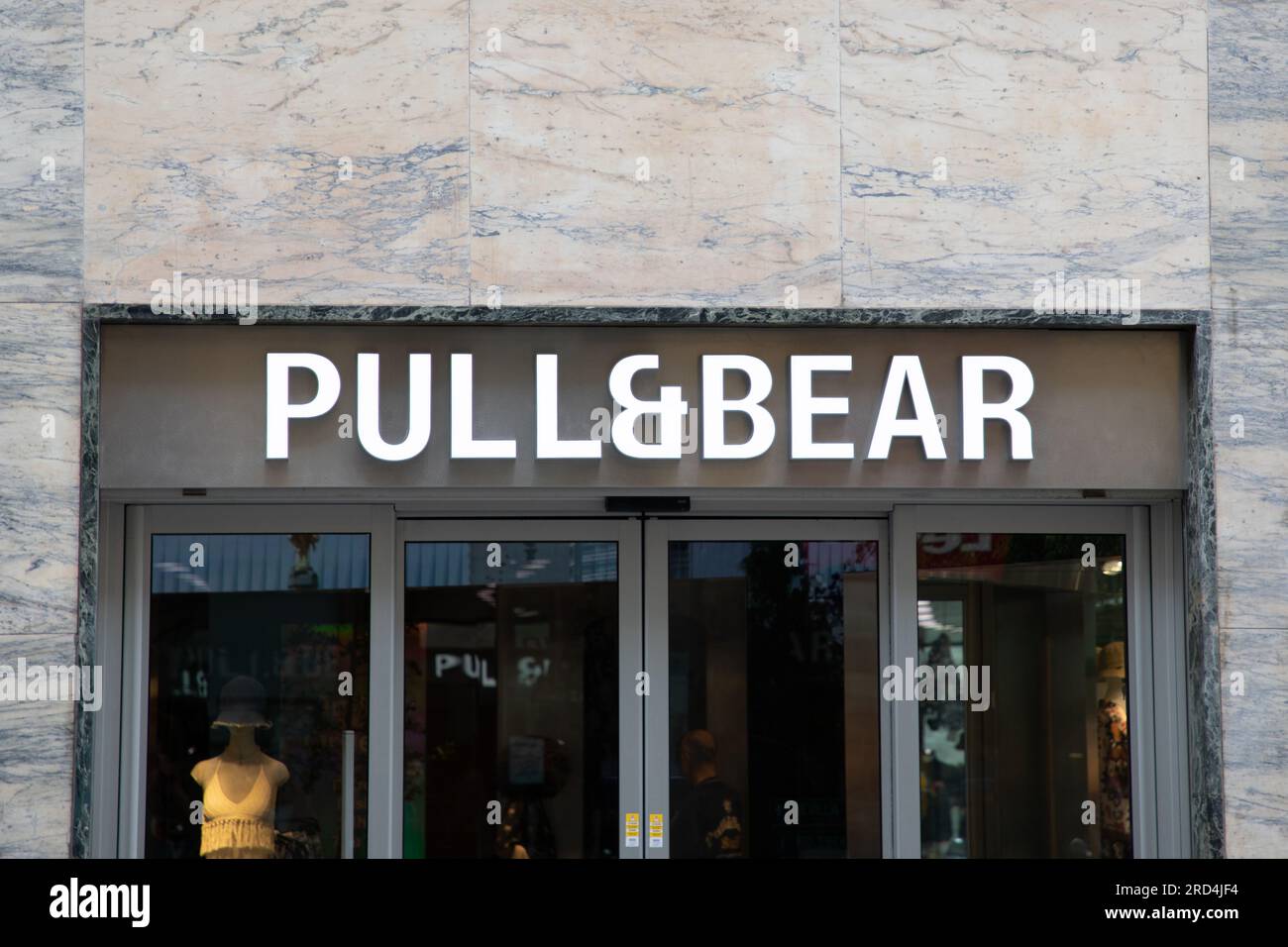Pullbear hi-res stock photography and images - Alamy