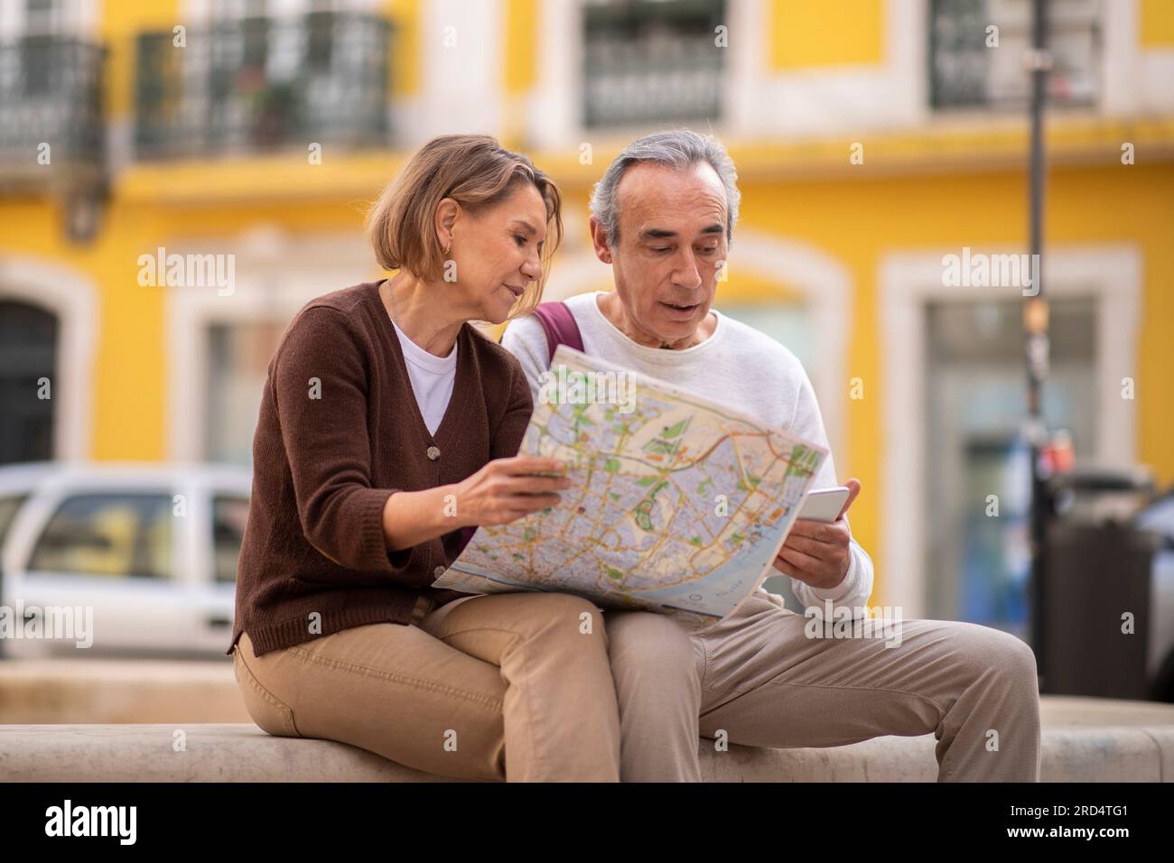 Senior couple using city map hi-res stock photography and images - Alamy