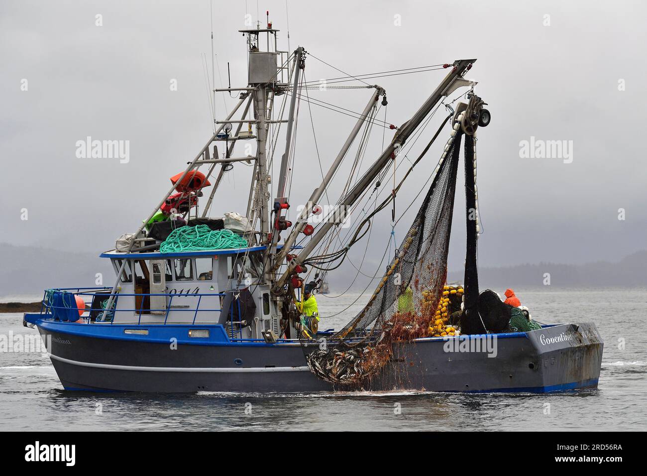 Fishing net full fish boat hi-res stock photography and images - Alamy