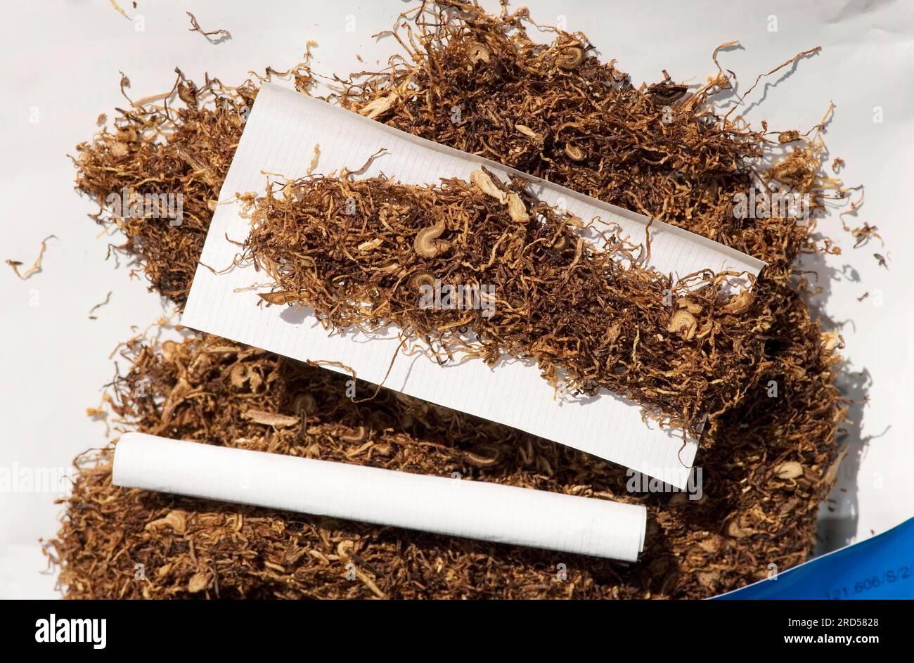 Roll your own cigarette, leaf and fine cut tobacco, roll your own cigarette, smoke it Stock
