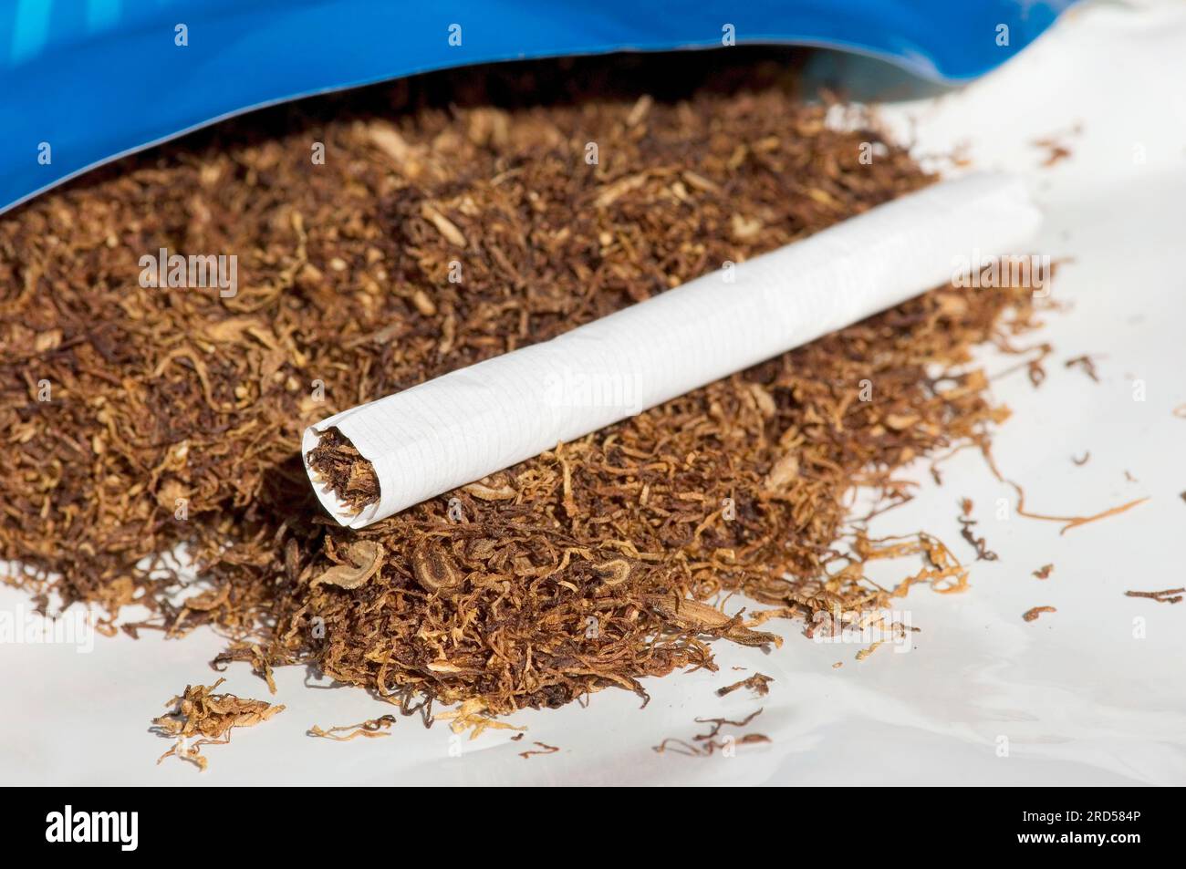 Roll your own cigarette, leaf and fine cut tobacco, roll your own cigarette, smoke it Stock