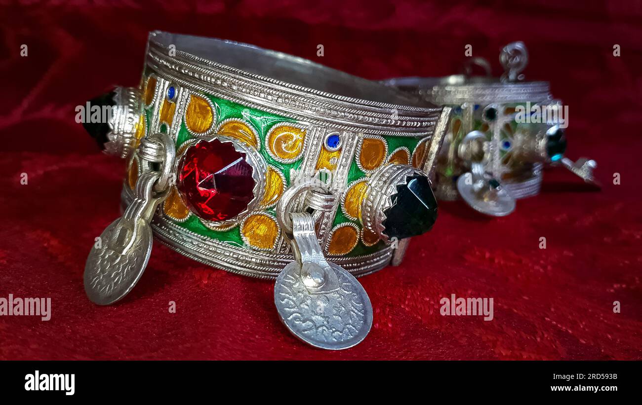 Bracelet à charnière argent émaux Algérie Kabyle Maghreb berbère XXè siècle