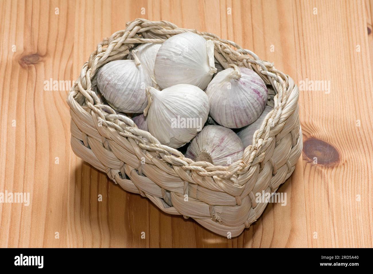 Garlic (Allium sativum) in a basket Stock Photo - Alamy