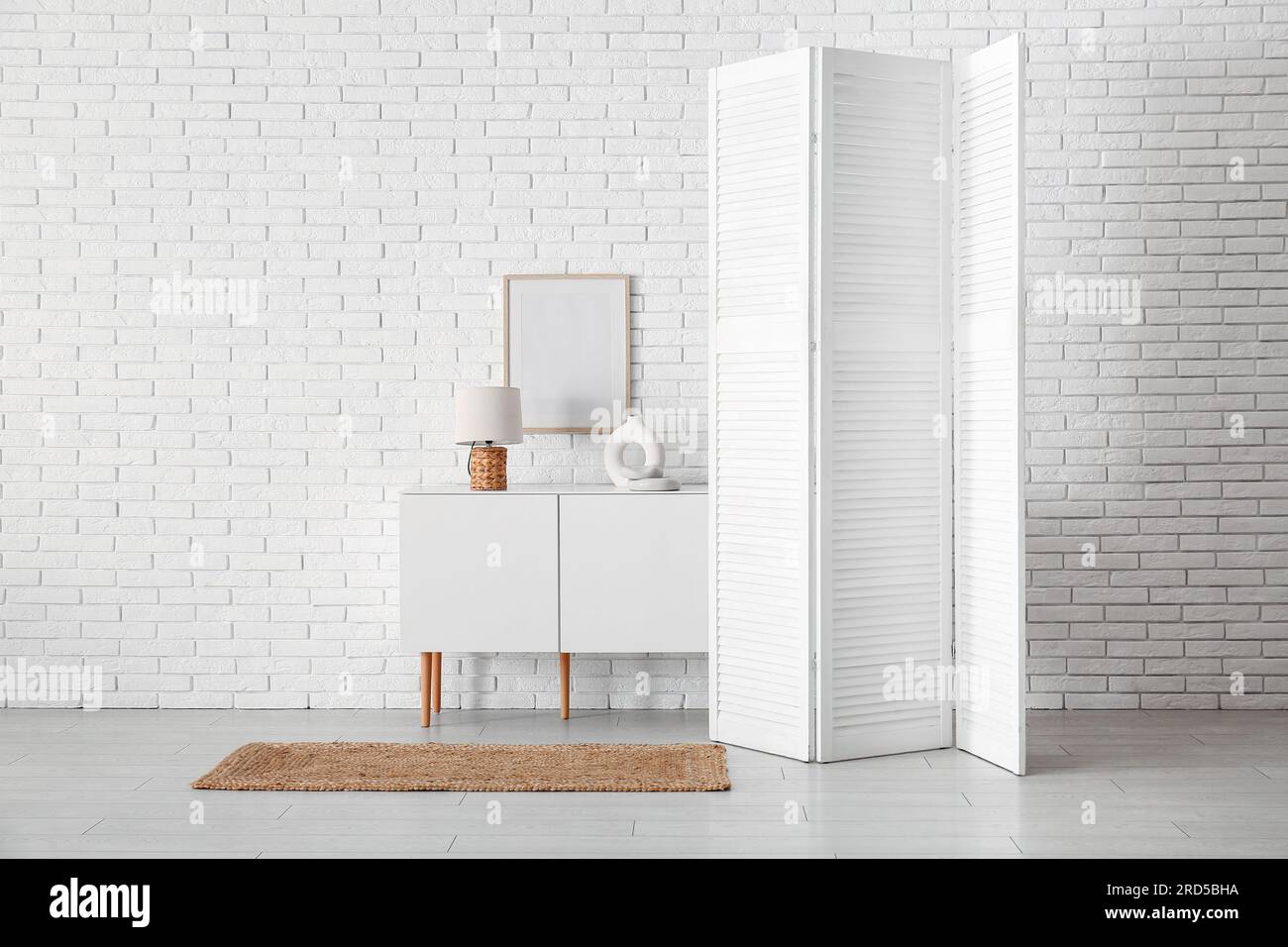 White folding privacy screen hi-res stock photography and images - Alamy