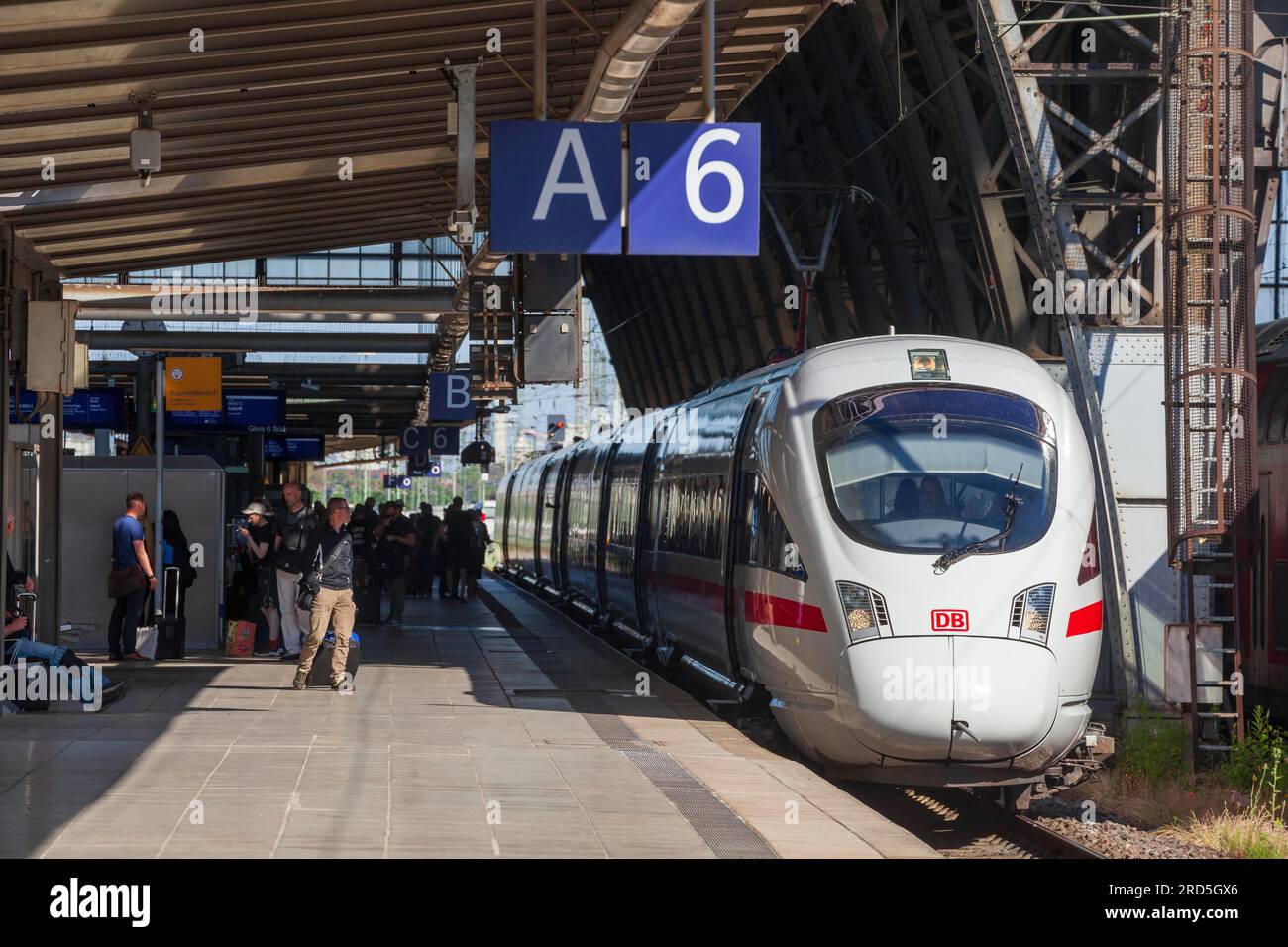 ICE with platform at Bremen main station, Bremen, Germany Stock Photo ...