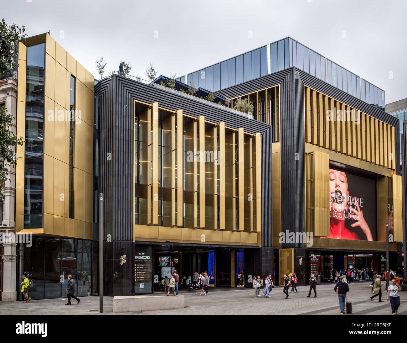 Gold building charing cross road hires stock photography and images