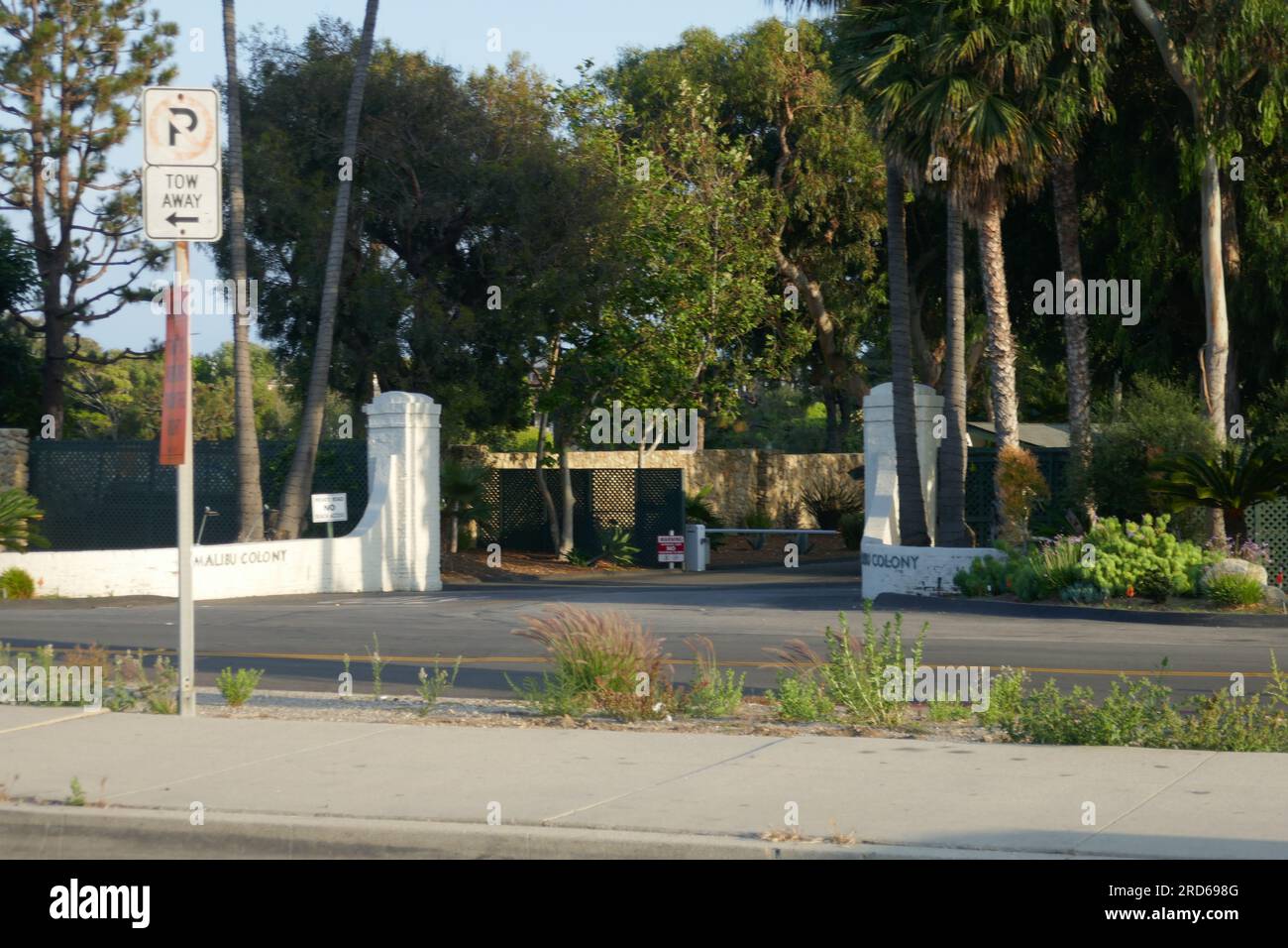 Malibu, California, USA 16th July 2023 Malibu Colony on Pacific Coast Highway in Malibu, California, USA. Residents of Malibu Colony include Bing Crosby, Clara Bow, Tatum OÕNeal, Harold Lloyd, Gloria Swanson, Barbara Stanwyck, Michael Landon, Spencer Tracy, Robert Redford, Frank Sinatra. Photo by Barry King/Alamy Stock Photo Stock Photo