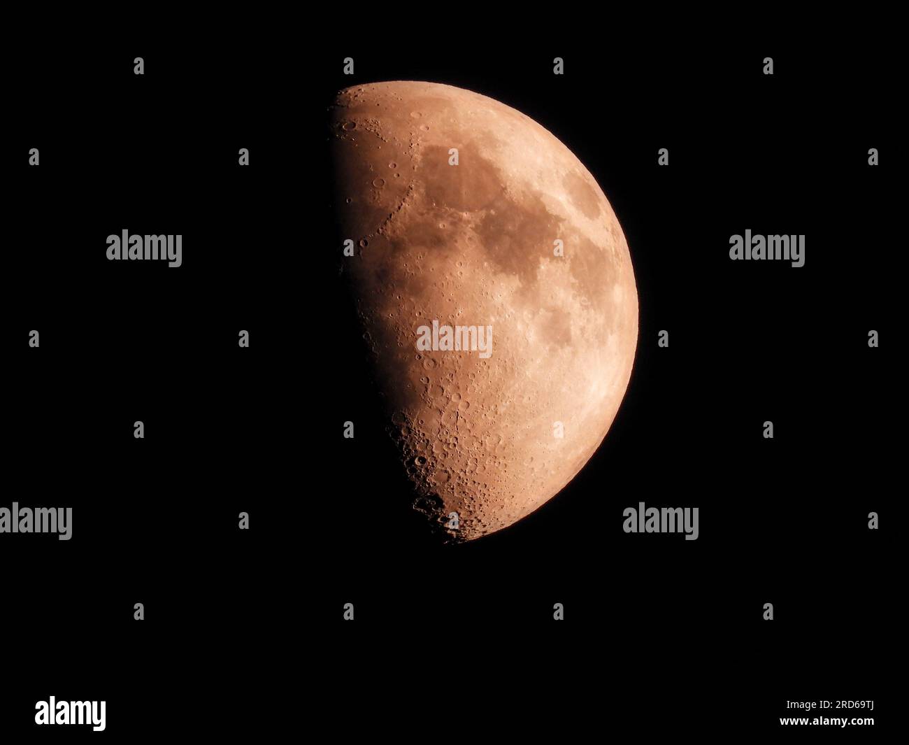 First quarter moon hi-res stock photography and images - Alamy