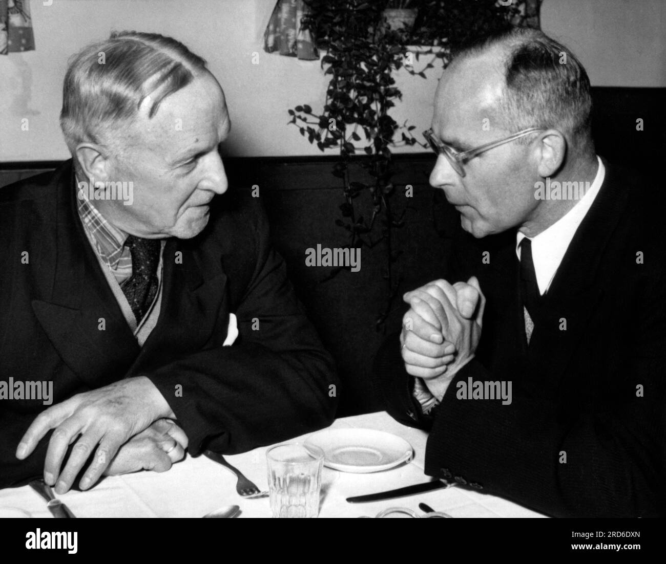 Witzell, Karl, 18.10.1884 - 31.5.1976, German admiral (left), after the return from Soviet war captivity, with pastor Lippard, EDITORIAL-USE-ONLY Stock Photo