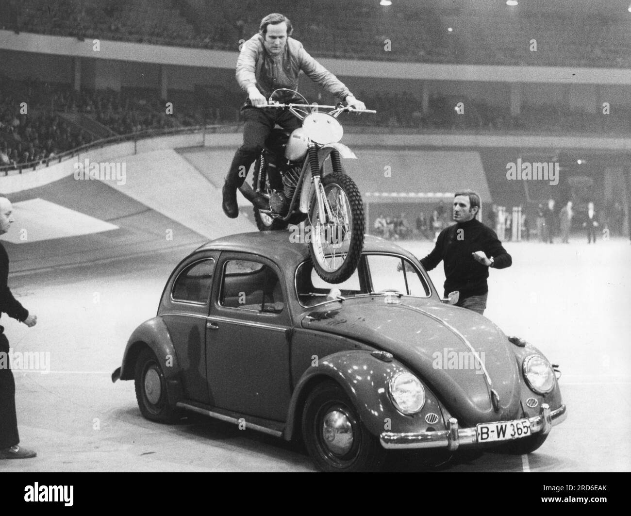 Witthoeft, Rolf, * 1944, German Enduro rider and businessman, rides across a VW beetle, ADDITIONAL-RIGHTS-CLEARANCE-INFO-NOT-AVAILABLE Stock Photo